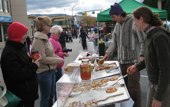 dana-friends-joy-road Joy Road doling out the goodies at the Penticton Farmer's Market