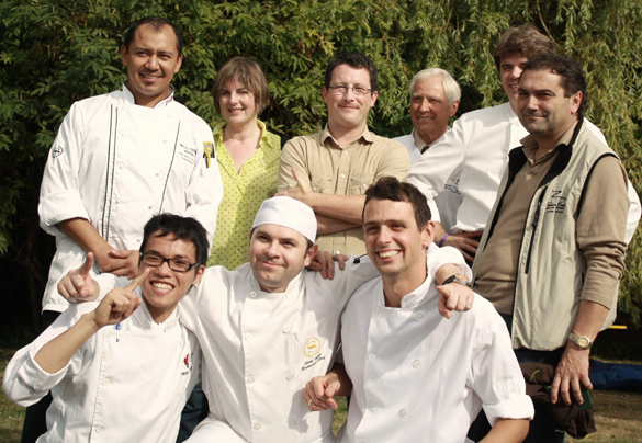 chefs-to-the-field-2009-313 Javier Alarco (standing left) with the judges and his crew...